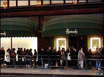 哈罗斯百货门外排队等候的顾客