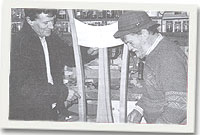 John a Dic gyda'r gadair