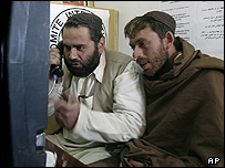 محسن آقا، (چپ) با یکی از بستگان خود در بازداشتگاه بگرام صحبت می کند
