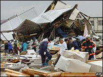 Destroços espalhados pelo tornado que atingiu a cidade de Saroma