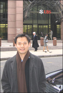  Tôn Thất Tuấn chụp hình trước trụ sở Ngân hàng UBS ở Luân Đôn
