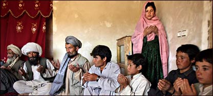  د وړې نجلۍ د وړوکي دستمال ورکولو مراسم