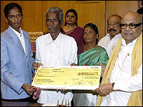 शांति सौदराराजन को चैक सौंपते करुणानिधि