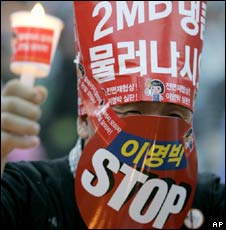 Một người biểu tình ở Seoul ngày 20 tháng 6 năm 2008