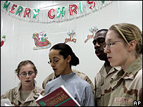 Hát mừng Giáng sinh tại doanh trại 