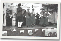 Dawnswyr Nantgarw yn un o bentrefi'r ynys