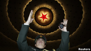 北京两会在军乐队音乐中召开