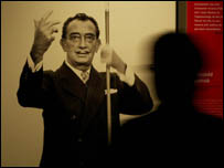 مردی به يکی از آثار دالی می نگرد