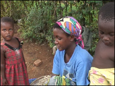 Mãe e crianças vendendo comida