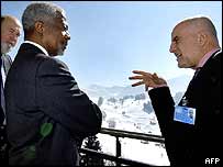 O secretário-geral da ONU, Kofi Annan (à esq), com o seu enviado especial para o Chipre, Alvaro de Soto