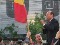 Traian Băsescu în Piaţa Universităţii după suspendare