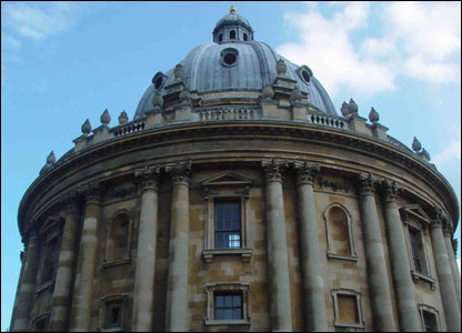 牛津的特色图书馆，上面有几个观景窗。