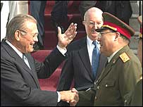 Hai bộ trưởng quốc phòng Donald Rumsfeld và Tào Cương Xuyên