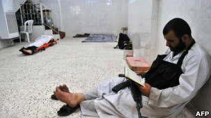 پیکارجوی جهادی هنگام قرائت قرآن در حلب