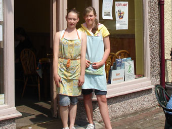 Elin ac Awen o'r Tebot Poeth