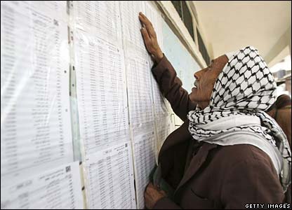 Seçmen kütüğünde ismini arayan Filistinli