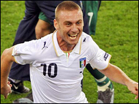 De Rossi vui mừng khi ghi bàn cho tuyển Italy