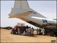 هواپیمای سازمان ملل هنگام تخلیه کمک های بشردوستانه در دارفور