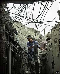 Iráčané ve Fallúdži prohlédávají trosky po vlně leteckých útoků americké armády