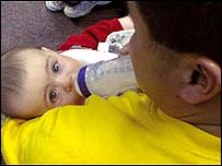 Pai cuidando do bebê