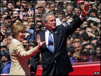 Bush e sua mulher, Laura, em Tbilisi