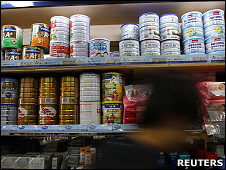 香港上水某藥店內上架的外國進口奶粉（31/1/2011）