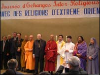 Tổng giám mục Doré chụp ảnh lưu niệm cùng các đoàn đại biểu