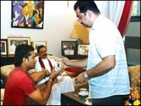 Eliyantha White (L) treating Indian cricket star Sachin Tendulkar while President Mahinda Rajapaksa looks on (file photo)