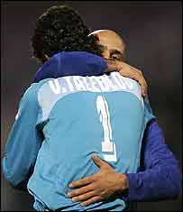 وحيد طالب لو، دروازه بان استقلال در آغوش عليرضا منصوريان (عکس از سامان اقوامی در خبرگزاری ايسنا)