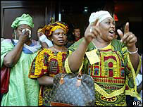 Os incêndios em prédios de imigrantes em Paris iniciaram uma série de protestos