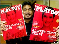 Editor da Playboy indonésia mostra capas do primeiro número da revista