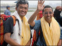 लाक्पा और अप्पा (दाएँ)