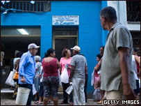 Moradores fazem fila para comprar pão antes da passagem do furacão