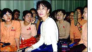 Aun Schan Su Ťij bojuje za demokracii již 15 let