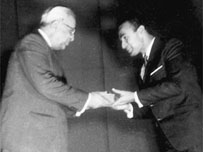 Gamini recieving award from premier Dudley Senanayaka