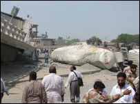 ملبے میں دبی ہوئی ایک گاڑی