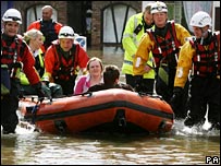 Equipes de resgate retiram vítimas da enchente na Grã-Bretanha