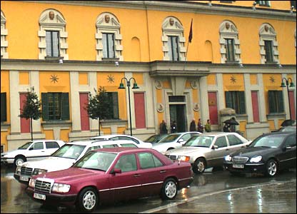 Rrugë e bllokuar nga trafiku në qendër të Tiranës