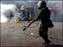 Polícia usa gás lacrimogêneo para dispersar protestos em La Paz