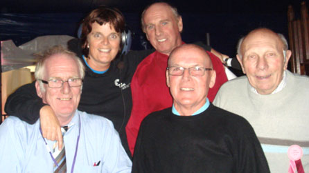 Criw cefn llwyfan - gweithgar a direidus