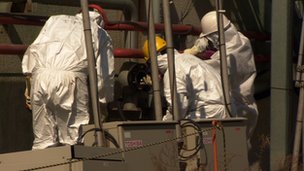 大约三千工人仍在清污