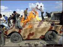 Membros do Hamas colocam fogo em tanque das forças palestinas