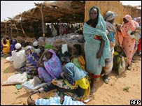 Refugiados esperam ajuda humanitária no Sudão