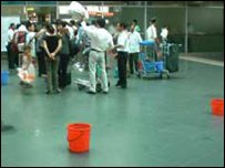 Cảnh dùng xô hứng nước mưa ở sân bay Nội Bài - ảnh VnExpress