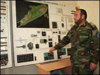 یک آموزگار نیروهای هوایی افغانستان در کلاس درس