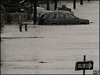 Área do nono distrito de Nova Orleans inundada depois que a água transbordou pelo dique situado ao longo do canal industrial