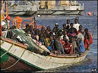 Imigrantes ilegais africanos a chegarem a Tenerife