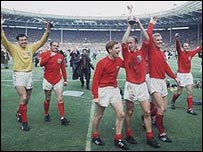 A seleção inglesa levanta a Jules Rimet