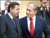 Os ministros do Comércio de Israel, Ehud Olmert (dir.), e do Egito, Mohammed Rashid