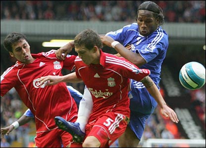 德罗巴遭到丹尼尔•阿格尔和阿尔贝罗亚顽强防守